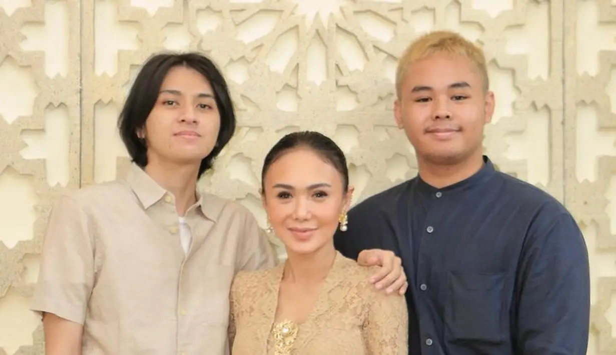 Yuni Shara juga pecinta kebaya. Ia memakai kebaya kutubaru brokad warna nude dengan bros gold. [Foto: @yunishara36]