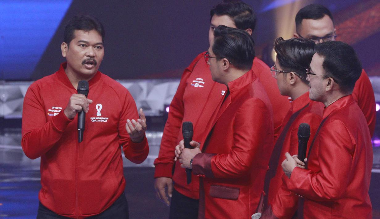 Host Dangdut Academy yang di antaranya Irfan Hakim, Ruben Onsu dan Ramzi mempersilakan tim yang dipimpin oleh Satya Pandia selaku Kordinator Liputan SCTV dan Indosiar memperkenalkan diri dengan gaya khas acara ini yaitu menyebutkan nama lewat alunan musik dangdut. (Bola.com/M Iqbal Ichsan)