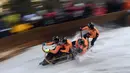 Aksi peserta mengendalikan kereta luncurnya saat mengikuti lomba kereta luncur tanduk tradisional di Desa Bavaria, Garmisch-Partenkirchen, Jerman (6/1). Lebih dari 70 tim mengikuti lomba tersebut. (AFP Photo/Christof Stache)