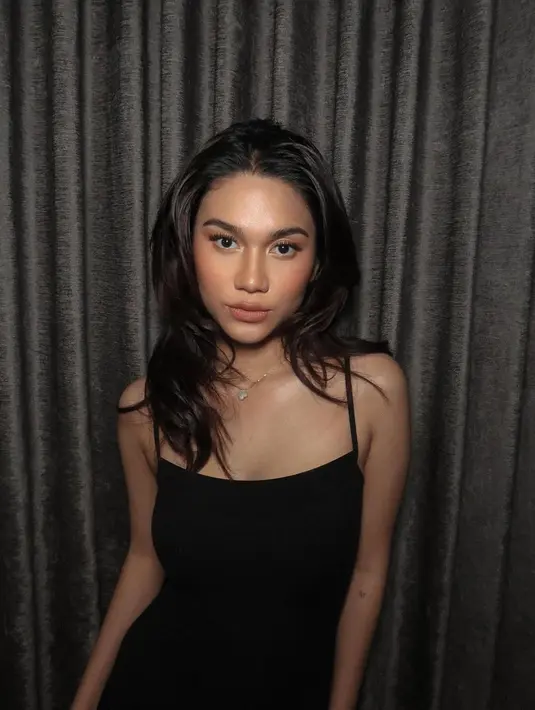 Alhasil, Azizah Salsha tampil dengan wajah glowing alami yang menonjolkan beberapa fitur wajah. [@azizahsalsha_]