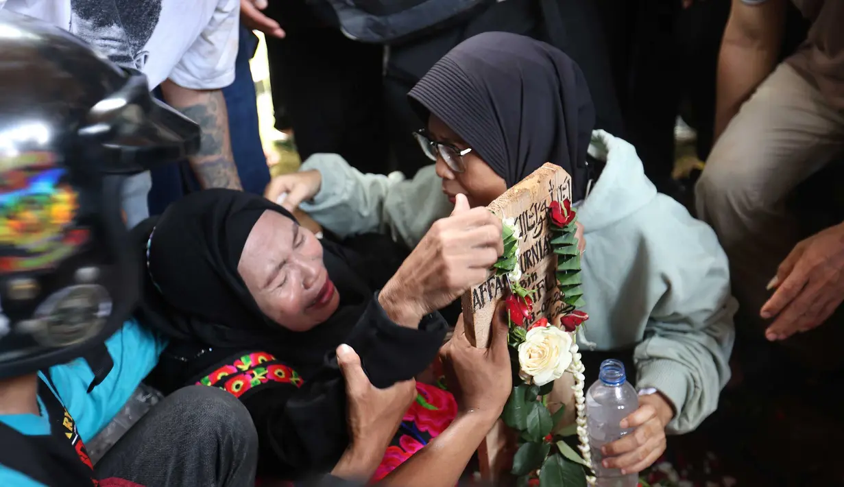 Isak tangis dan lantunan doa mengiringi pemakaman Affan Kurniawan. (Kapanlagi.com/Budy Santoso)