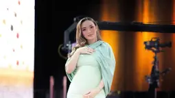 Zaskia Gotik berpose sebelum tampil di sebuah acara musik dangdut. perempuan yang dikenal dengan goyangan itiknya itu memamerkan lekuk tubuhnya yang sedang baby bump. (Instagram/zaskia_gotix)