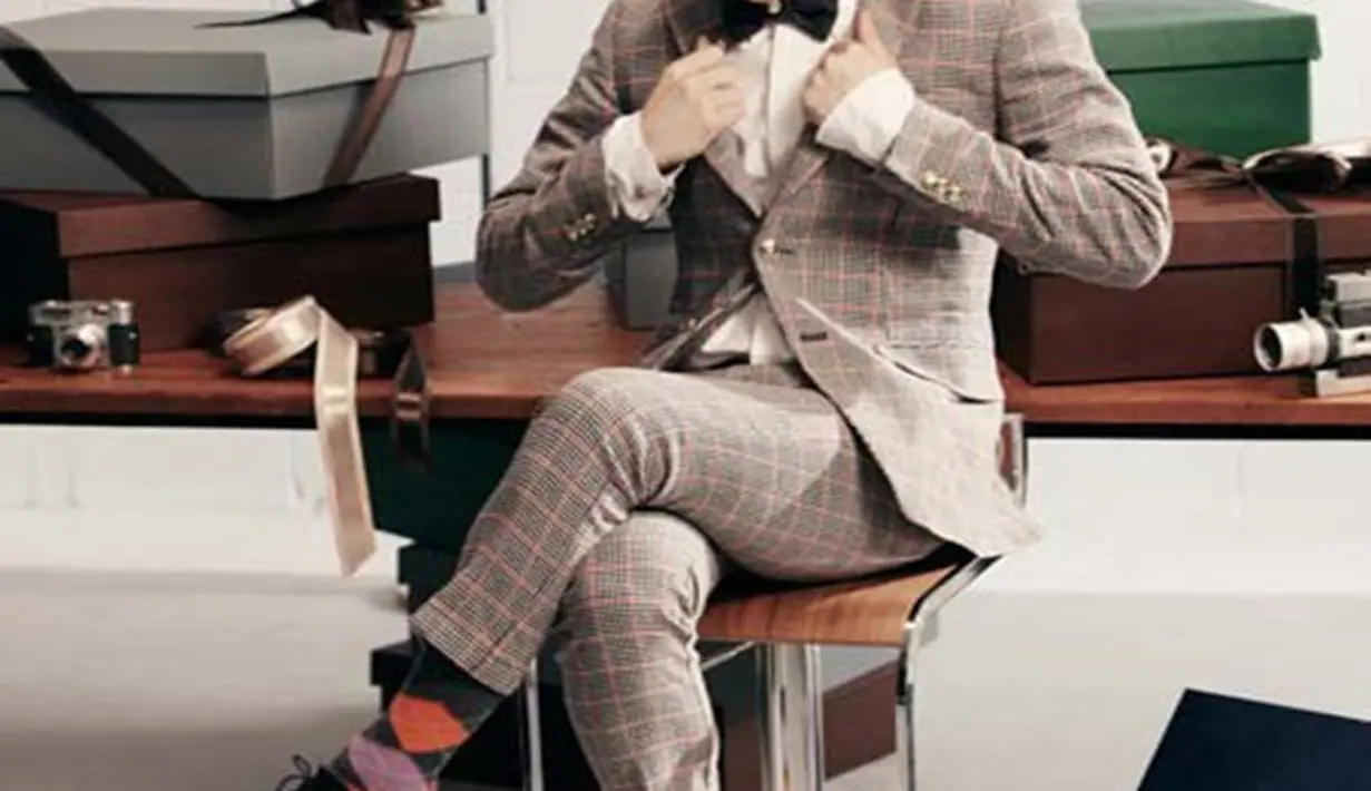 G Dragon, pentolan boyband Big Bang ini memang sudah terkenal dengan gaya yang super fashionable. Uniknya, gaya fesyen G Dragon memiliki ciri khas tersendiri dan tak ingin mengikuti gaya trend fesyen orang lain. (soompi/Bintang.com)