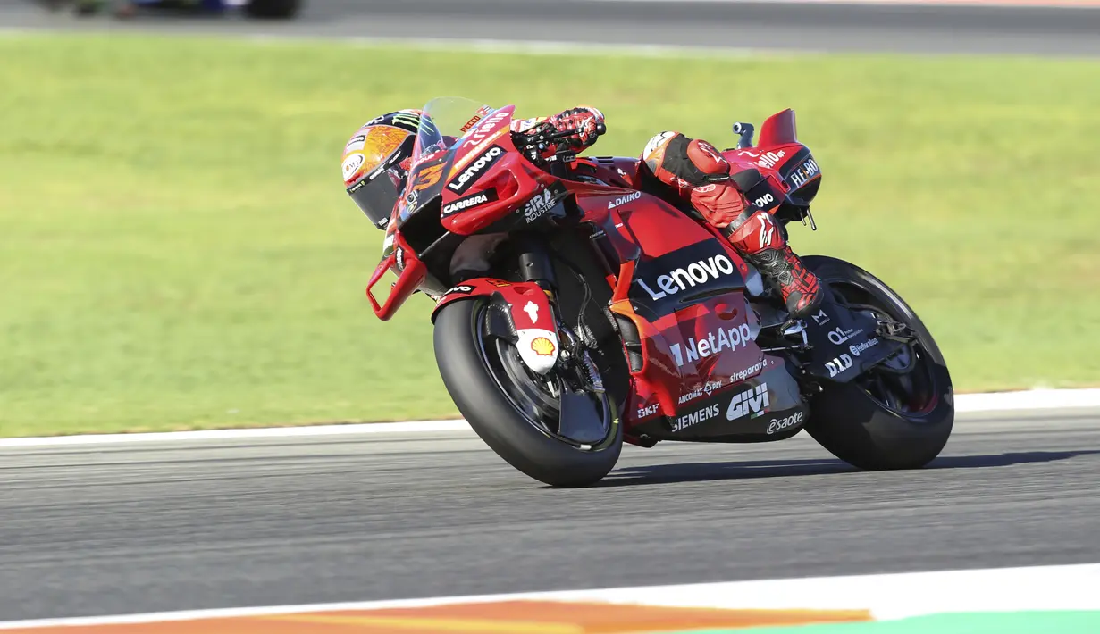 Pembalap Ducati Lenovo, Francesco Bagnaia memacu motornya selama MotoGP Valencia 2022 di sirkuit Ricardo Tormo, Valencia, Minggu (6/11/2022). Pembalap Italia itu mengunci gela di MotoGP Valencia 2022. (AP Photo/Alberto Saiz)