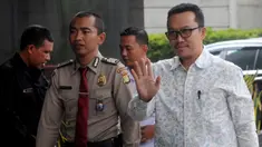 Menpora Imam Nahrawi, menyapa wartawan saat tiba di Gedung KPK, Jakarta, Kamis (24/1). Dirinya diperiksa sebagai saksi untuk tersangka Sekjen KONI, Ending Hamidy, terkait suap dana hibah dari Kemenpora ke KONI. (Merdeka.com/Dwi Narwoko)