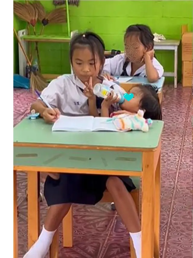Tak Ada yang Menjaga di Rumah, Siswi 10 Tahun Ini Ikut Ujian Sambil Gendong Adik
