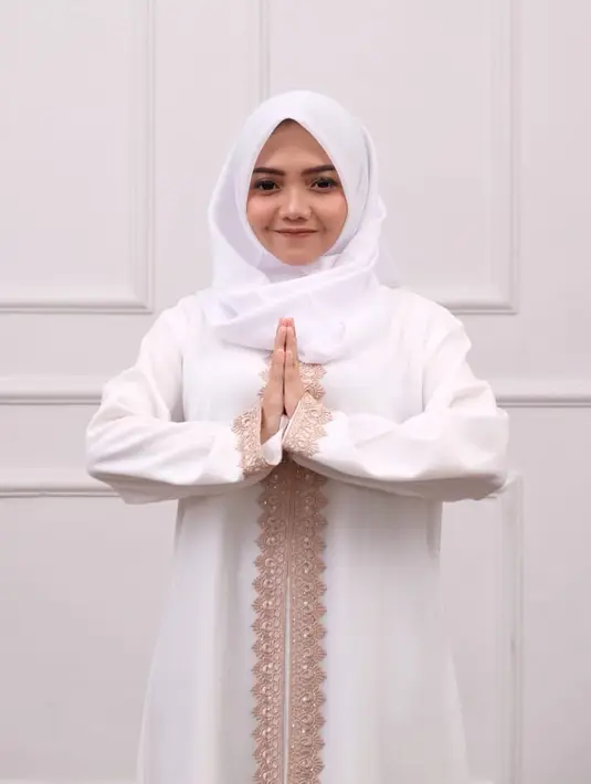 Penyanyi asal Banyuwangi, Jawa Timur ini mulai dikenal sejak dirinya merilis lagu berjudul "Ngomong Apik-Apik". Tembang tersebut diproduksi oleh Dapoer Studio pada November 2018. (Liputan6.com/IG/syahiba_saufa)