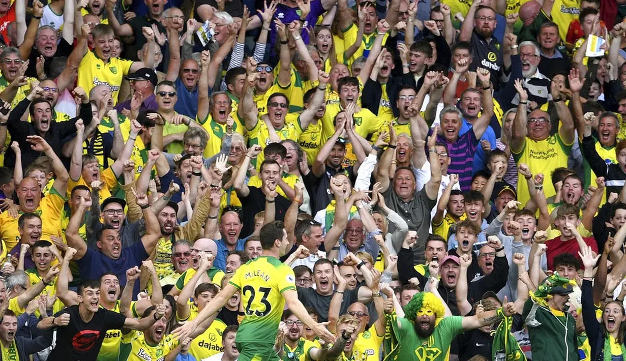 Pemain Norwich City, Kenny McLean, melakukan selebrasi usai membobol gawang Manchester City pada laga Premier League di Stadion Carrow Road, Sabtu (14/9). Norwich City menang 3-2 atas Manchester City. (AP/Joe Giddens)
