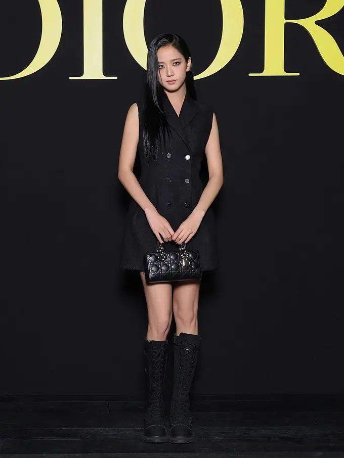 Pangling Lihat Penampilan Jisoo BLACKPINK dengan Gaya Boyish Gothic di Paris Fashion Week