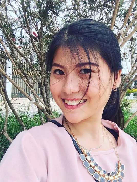 Ini adalah unggahan Mitzi Abigail tahun 2015, yang di mana saat itu usianya adalah 19 tahun dan sepertinya merupakan masa-masa Mitzi jadi mahasiswa. Meski tampil dengan polesan makeup natural dan rambut yang menutupi wajahnya, Mitzi Abigail tetap cantik. Menilik dari kolom komentar unggahannya satu ini, rupanya Mitzi dan Anthony Ginting sudah pernah saling berbalas komentar. (Liputan6.com/IG/@mitziabigail)