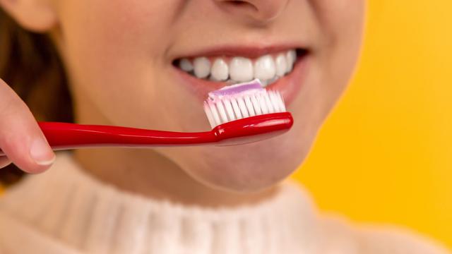 Ilustrasi menyikat gigi