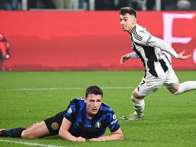 Penyerang Juventus, Francisco Conceicao (kanan) melakukan selebrasi setelah mencetak gol bagi timnya saat pertandingan pekan ke-25 Serie A Italia 2024/2025 melawan Inter Milan di Stadion Juventus di Allianz Stadium, Turin pada Minggu 16 Februari 2025 waktu setempat atau Senin 17 Februari 2025 dini hari WIB. (Isabella BONOTTO/AFP)