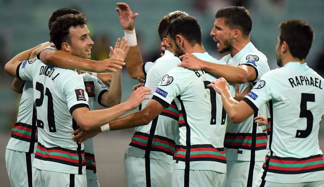Portugal menggandakan keunggulan lima menit berselang lewat gol yang dicetak Andre Silva. Ia sukses menuntaskan umpan tarik yang diberikan Diogo Jota menjadi gol ke-10nya di Timnas Portugal. (Foto: AFP/Tofik Babayev)