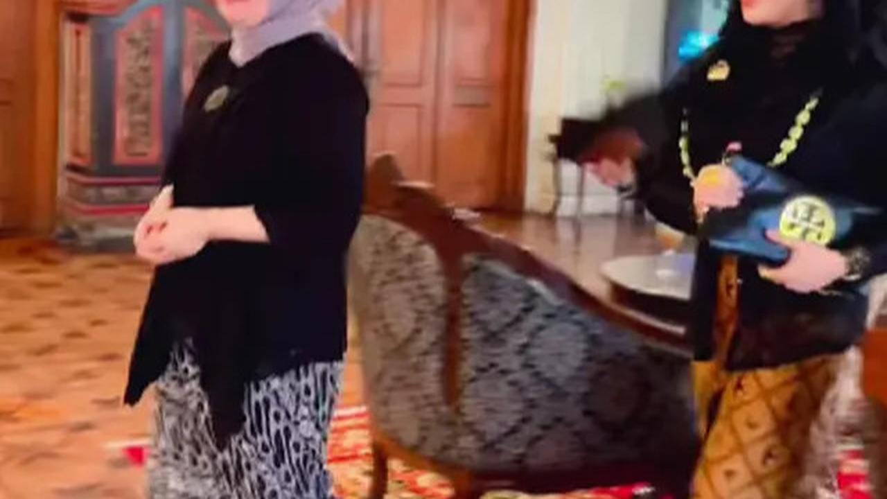 5 Inspirasi Model Clutch ala Roro Fitria, Cocok Dipadukan dengan Kebaya