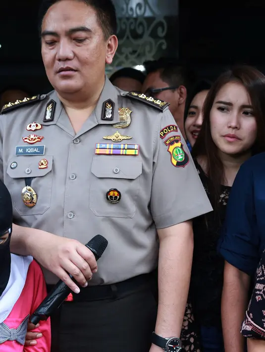 Dengan kabar tersebut, Ayu dan Ruben segera mendatangi Polda Metro Jaya untuk melihat pelaku dan melakukan jumpa pers seperti yang telah dijanjikan keduanya. (Wimbarsana Kewas/Bintang.com)