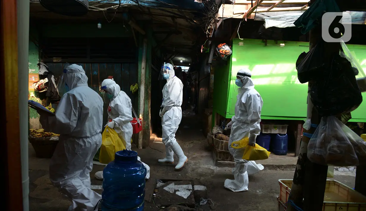 Petugas medis mendatangi kios-kios Pasar Karang Anyar untuk melakukan tes usap (swab test) di Jakarta, Kamis (26/6/2020). Tes swab dengan metode PCR dilakukan masif setelah adanya pelonggaran PSBB, terutama di wilayah yang berpotensi tinggi menjadi tempat penularan Covid-19 (merdeka.com/Imam Buhori)