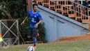 Gelandang PBR, Dolly Gultom menggiring bola saat uji coba dengan Villa 2000 di Lapangan ISCI, Ciputat, Tangerang, Kamis (5/11/2015). Laga ini persiapan PBR menghadapi turnamen Piala Jenderal Sudirman. (Liputan6.com/Helmi Fithriansyah) 