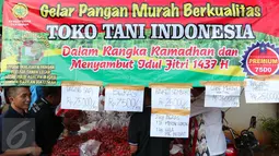Aneka harga terpampang saat Operasi pasar Murah, Jakarta, Minggu (12/6). Operasi pasar murah tersebut digelar untuk menstabilkan harga kebutuhan pokok di bulan Ramadan (Liputan6.com/Angga Yuniar)