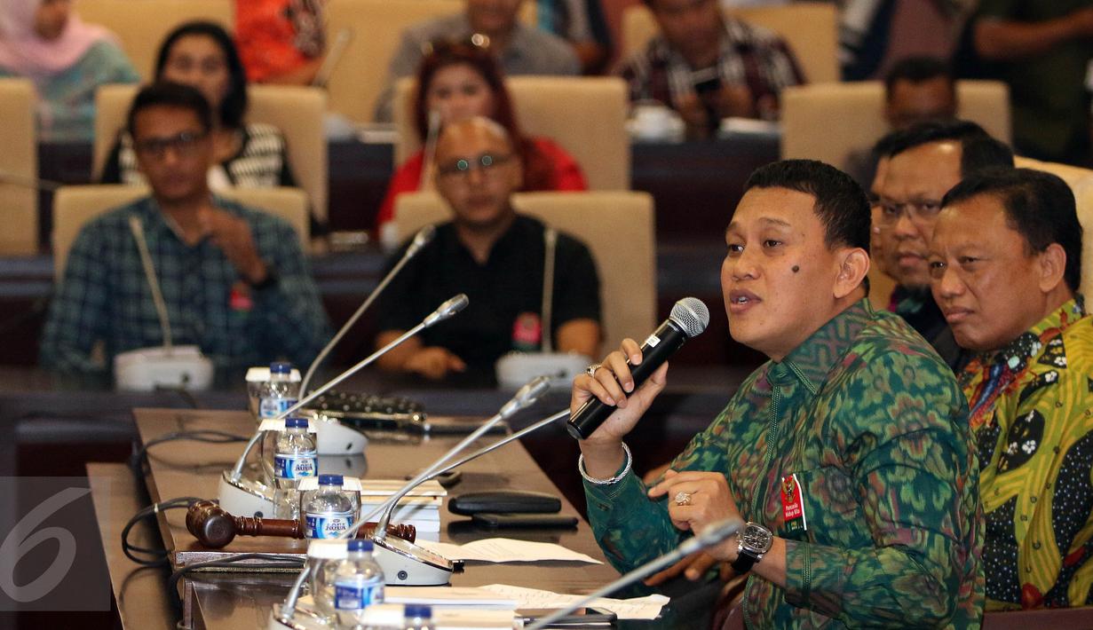 Ketua Fraksi PKB MPR Abdul Karding (depan) saat berbicara di Jakarta, (7/4). Sosialisasi 4 pilar ini di gagas oleh fraksi PKB untuk mendorong pekerja seni menjadi corong dalam menyampaikan nilai-nilai Pancasila kepada masyarakat.(Liputan6.com/JohanTallo)