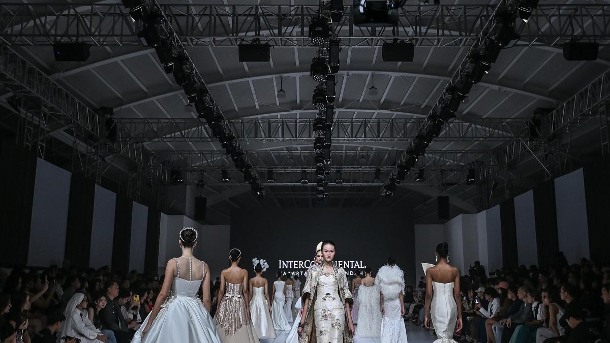 Inspirasi Gaun Pengantin Romantis nan Eksploratif dari Rama Dauhan dan Didi Budiardjo di Jakarta Fashion Week 2026
