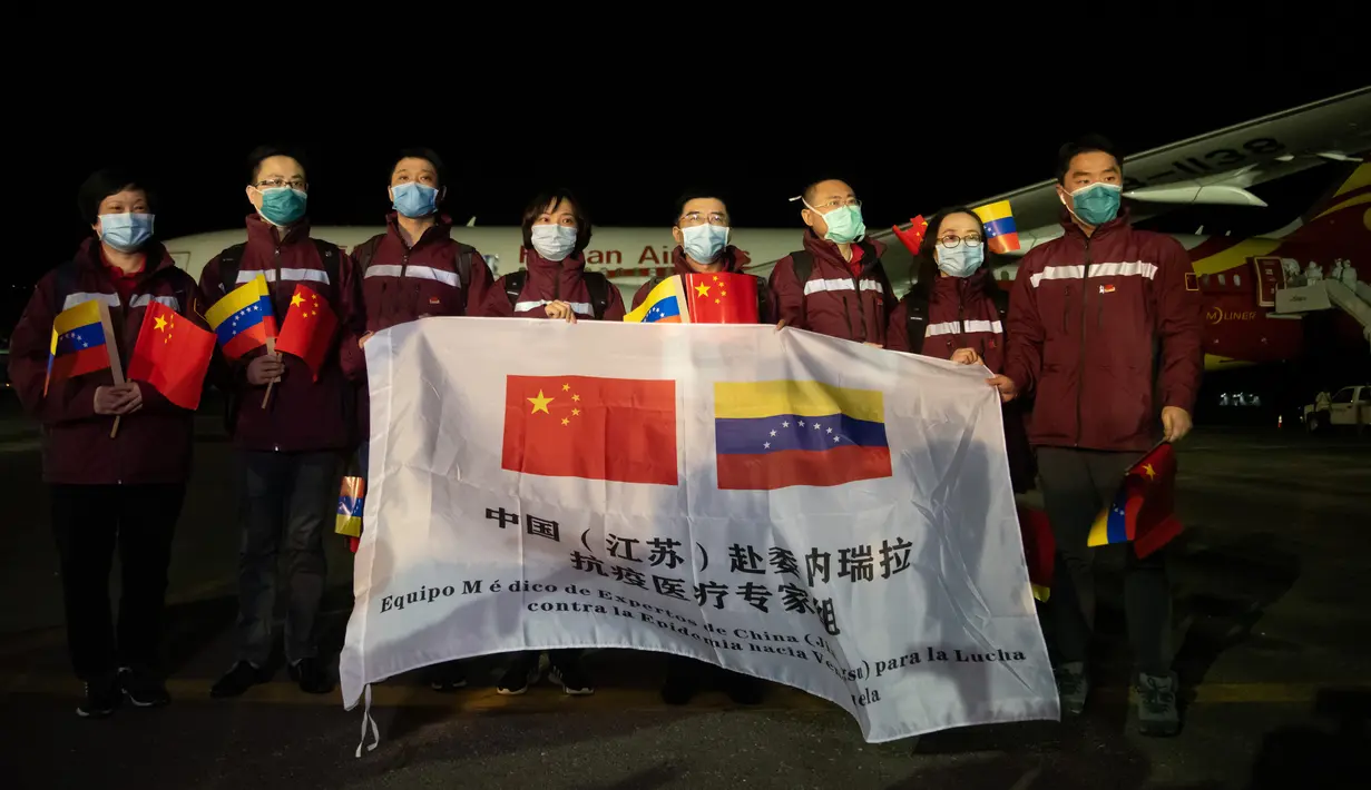 Tim ahli medis China berfoto di Bandara Internasional Simon Bolivar di La Guaira, Venezuela (30/3/2020). China mengirimkan tim ahli medis ke Venezuela untuk membantu melawan COVID-19, demikian diumumkan Juru Bicara Kementerian Luar Negeri China Hua Chunying pada Senin (30/3). (Xinhua/Marcos Salgado)