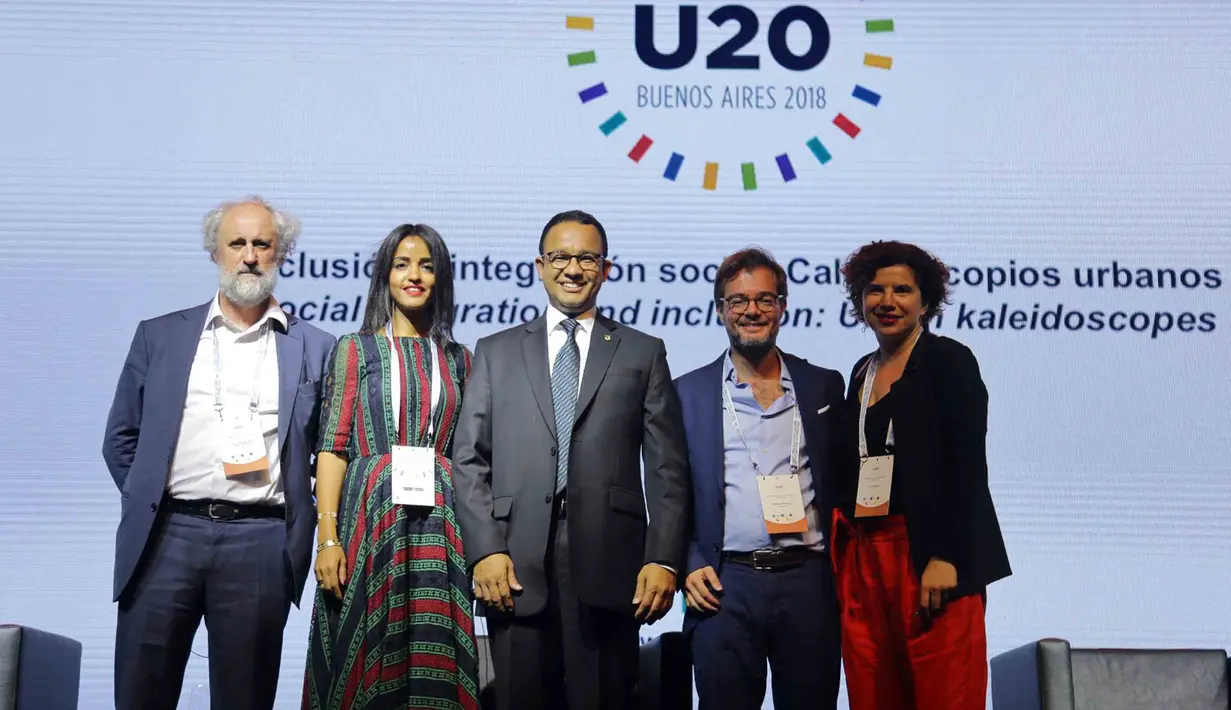 Gubernur DKI Jakarta Anies Baswedan (tengah) foto bersama usai menjadi pembicara dalam Urban 20 (U20) Global Summit di Buenos Aires, Argentina. Acara dihadiri pemimpin 25 kota utama dari negara-negara anggota G20. (Liputan6.com/Pool/Pemprov DKI Jakarta)