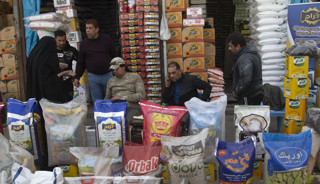 Pedagang bahan makanan di pasar Jamila Baghdad, Irak, Rabu, 9 Maret 2022. Harga makanan, bahan bakar, dan bahan konstruksi naik 20 hingga 50 persen di Irak, karena situasi perang saat ini di Ukraina. (AP Photo/Hadi Mizban)