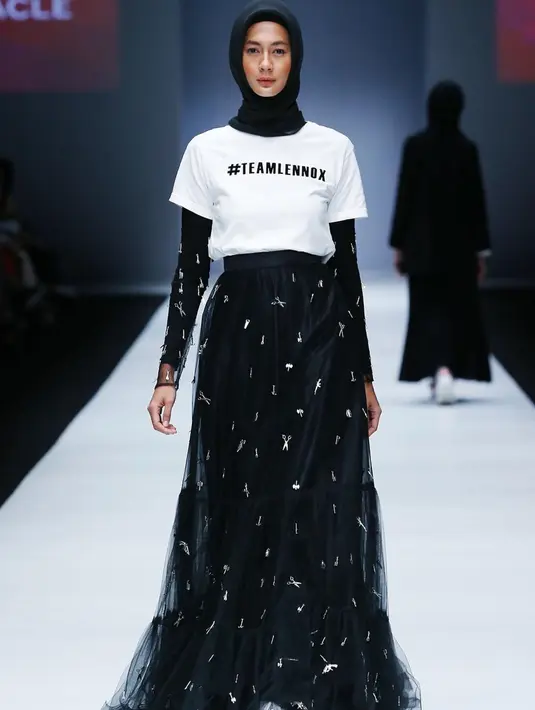 Ketika Paula Verhoeven mengenakan hijab saat berada di acara Jakarta Fashion Week 2019 lalu, dirinya mendapat pujian dari warganet melalui kolom komentar di akun Instagram miliknya. (Liputan6.com/IG/@paula_verhoeven)