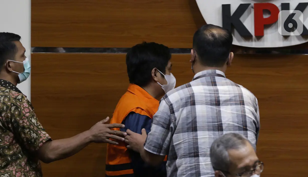 Bupati Tanah Bumbu periode 2010-2015 dan 2016-2018 yang juga kader Partai Demokrasi Indonesia Perjuangan (PDI-P), Mardani H. Maming dihadirkan saat rilis penahanan di Gedung KPK, Jakarta, Kamis (28/7/2022). Mardani disangkakan melanggar Pasal 12 huruf a atau Pasal 12 huruf b atau Pasal 11 UU Pemberantasan Korupsi juncto Pasal 55 ayat 1 ke-1 KUHP. (Liputan6.com/Helmi Fithriansyah)