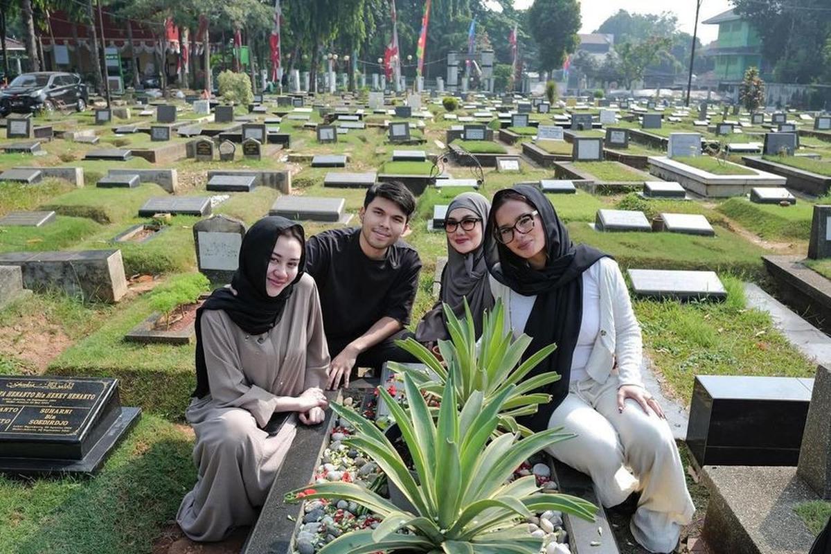 Reza Artamevia dan Zahwa Massaid Ikut Ziarah Juga