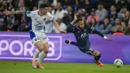 &nbsp;
Bek Troyes, Giulian Biancone berebut bola dengan penyerang Paris Saint Germain (PSG) Neymar pada matchday ke-36 Ligue 1 musim 2021-22 di Parc de Princes pada laga lanjuta Ligue 1, Senin (9/5/2022) dini hari WIB. PSG harus puas meraih hasil imbang 2-2 saat menjamu klub papan bawah, Troyes. (AP Photo/Christophe Ena)