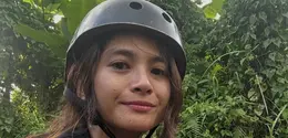 Liburan di Bali, Acha pun mencoba ATV. Ia tampil mengenakan t shirt hitam senada dengan helm nya. Wajahnya pun terlihat bare face.