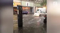Sejumlah penerbangan dan perjalanan kereta terganggu akibat banjir ini.