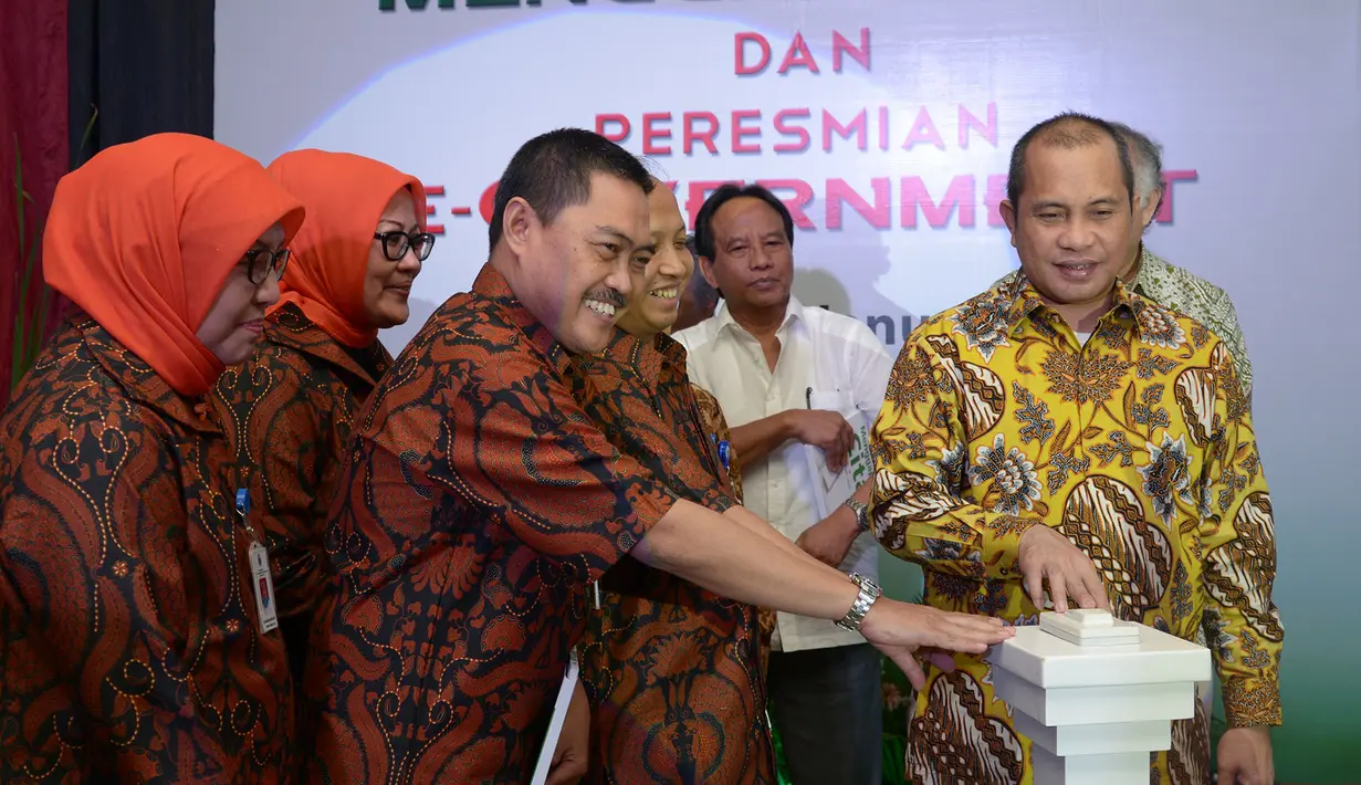 Menteri Desa, PDTT,  Marwan Jafar (kanan) meluncurkan e-goverment dan buku "Transmigrasi Menggapai Cita" di Kantor Kementerian Desa, PDTT, Jakarta, Selasa (19/1/2016). (Foto: Wahyu Wening/Humas Kemendes, PDTT) 