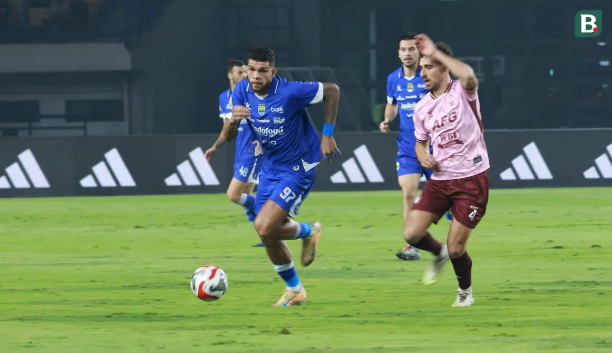 Persib Bandung menghajar Persik Kediri di laga pekan ke-25 BRI Super League 2025/2026 di Stadion Gelora Bandung Lautan Api, Soreang, Senin (09/03/2026) malam WIB. (Bola.com/Erwin Snaz)
