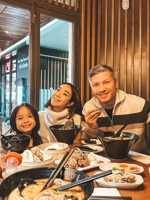 7 Potret Liburan Gading Marten Bersama Gisel dan Gempi di London