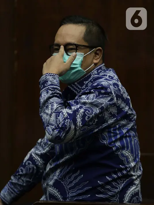 Terdakwa kasus dugaan suap penghapusan red notice atas nama Djoko S Tjandra, Brigjen (Pol) Prasetijo Utomo bersiap menjalani sidang pembacaan tuntutan di Pengadilan Tipikor Jakarta, Senin (8/2/2021). Prasetijo Utomo dituntut 2,5 tahun penjara, denda Rp 100 Juta. (Liputan6.comHelmi Fithriansyah)