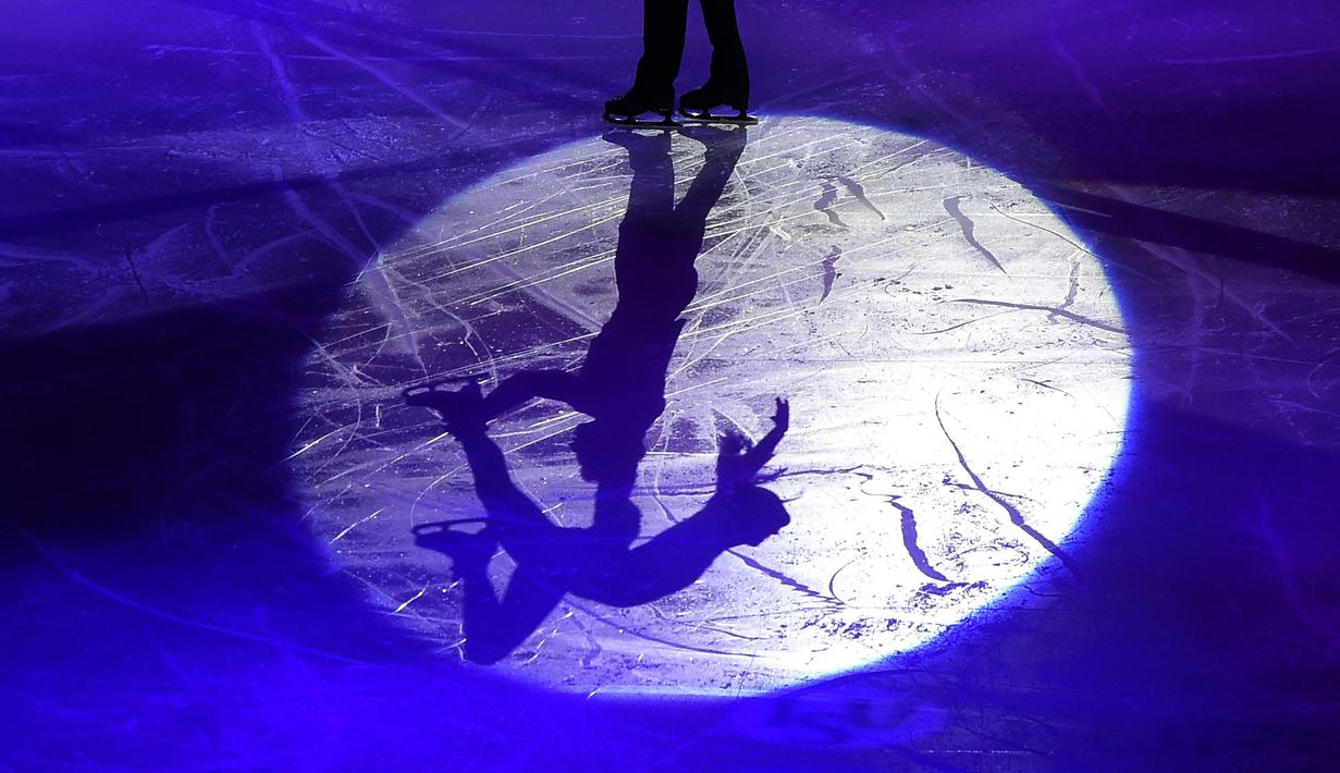 Valentina Marchei dan Ondrej Hotarek dari Italia menunjukan kebolehannya pada laga eksebisi kejuaraan European Figure Skating Championship di Ostrava, Republik Ceko, (29/1/2017).  (AFP/ Michal Cizek)