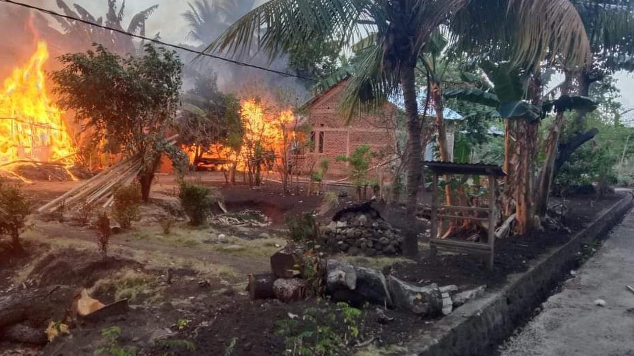 Kronologi Bentrokan Berdarah Dua Desa di Adonara Flores Timur, Puluhan Rumah Terbakar & 1 Tewas