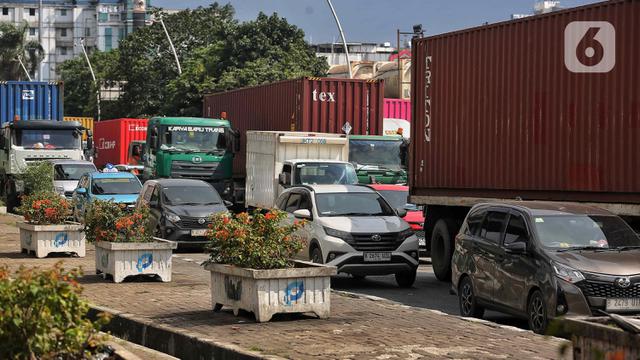 Petugas Gabungan Berjibaku Urai Kemacetan Panjang di Pelabuhan Tanjung Priok Jakarta