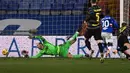 Striker Sampdoria, Keita Balde (kedua dari kanan) melepaskan tendangan yang berbuah gol kedua timnya ke gawang Inter Milan dalam laga lanjutan Liga Italia 2020/21 pekan ke-16 di Luigi Ferrari Stadium, Rabu (6/1/2021). Sampdoria menang 2-1 atas Inter Milan. (AFP/Marco Bertorello)