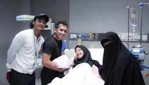 Umi Pipik mengabarkan, Adiba Khanza dikaruniai anak pertama dari pernikahan dengan Egy Maulana Vikri. Bayi perempuan lahir lewat proses persalinan normal. (Foto: Dok. Instagram @_ummi_pipik_)