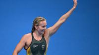 Perenang putri Australia, Ariarne Titmus menyapa ke arah penonton setelah mendapat medali emas di cabang renang nomor 400 meter gaya bebas di Olimpiade 2024 Paris, di Paris La Defense Arena, Nanterre. (AFP / Oli Scarff)
