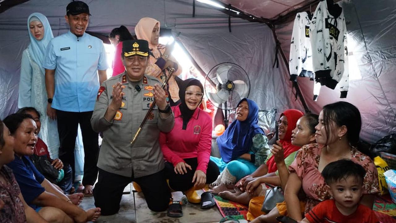Momen Jenderal Polisi dan Istri Terjang Banjir Sepinggang saat Puasa, Bagikan Sembako untuk Warga Kurang Mampu