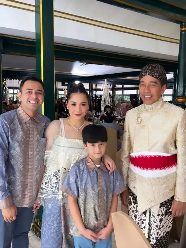 Keluarga Raffi Ahmad berfoto dengan Presiden Jokowi. (Foto: Dok. Instagram @raffinagita1717)