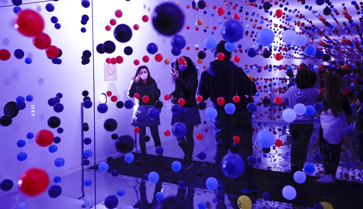 Pengunjung melihat Never Ending Stories bagian dari pameran seni Let's Fly yang seluruhnya terdiri dari balon dan karya seni tiup di Museum Balon Roma, Italia, 5 Januari 2022. (AP Photo/Alessandra Tarantino)