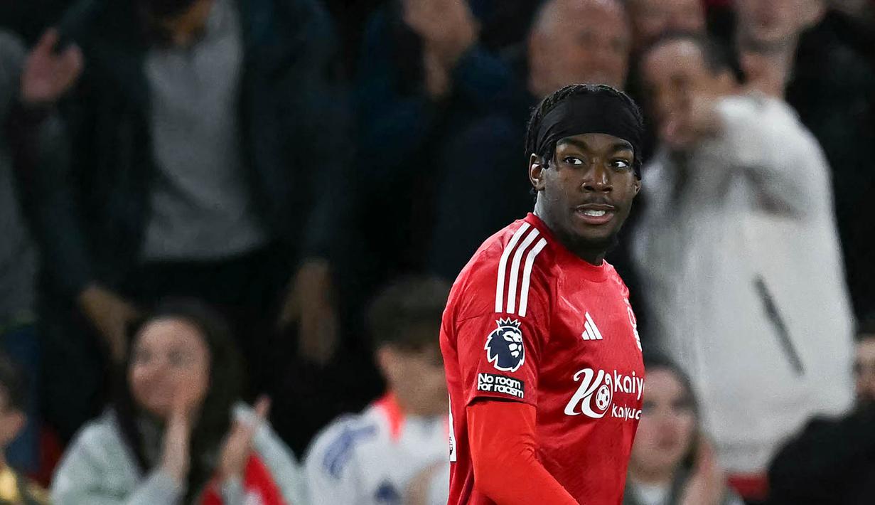 Pemain Nottingham Forest, Anthony Elanga, setelah mencetak gol ke gawang Manchester United pada lanjutan Liga Inggris di The City Ground pada Selasa (1/4/2025). (AFP/PaulEllis)