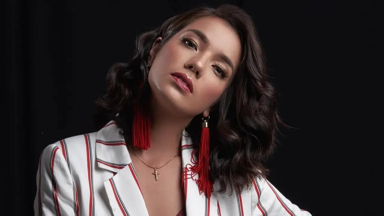 FOTO: Gaya Sheila Marcia dengan Makeup Tebal, Memesona