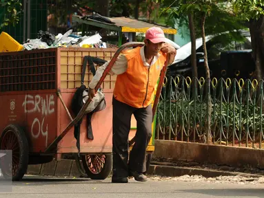Petugas kebersihan menarik gerobak menuju Tempat Pembuangan Sampah Sementara Kalibata, Jakarta, Senin (4/1/2016). Rencananya, petugas pengangkut sampah juga akan dilengkapi dengan fasilitas pendukung kerja. (Liputan6.com/Helmi Fithriansyah)