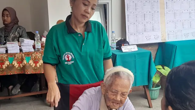 Penghuni panti tertua berusia 95 tahun sedang melakukan registrasi pencoblosan di Pemilu 2024.